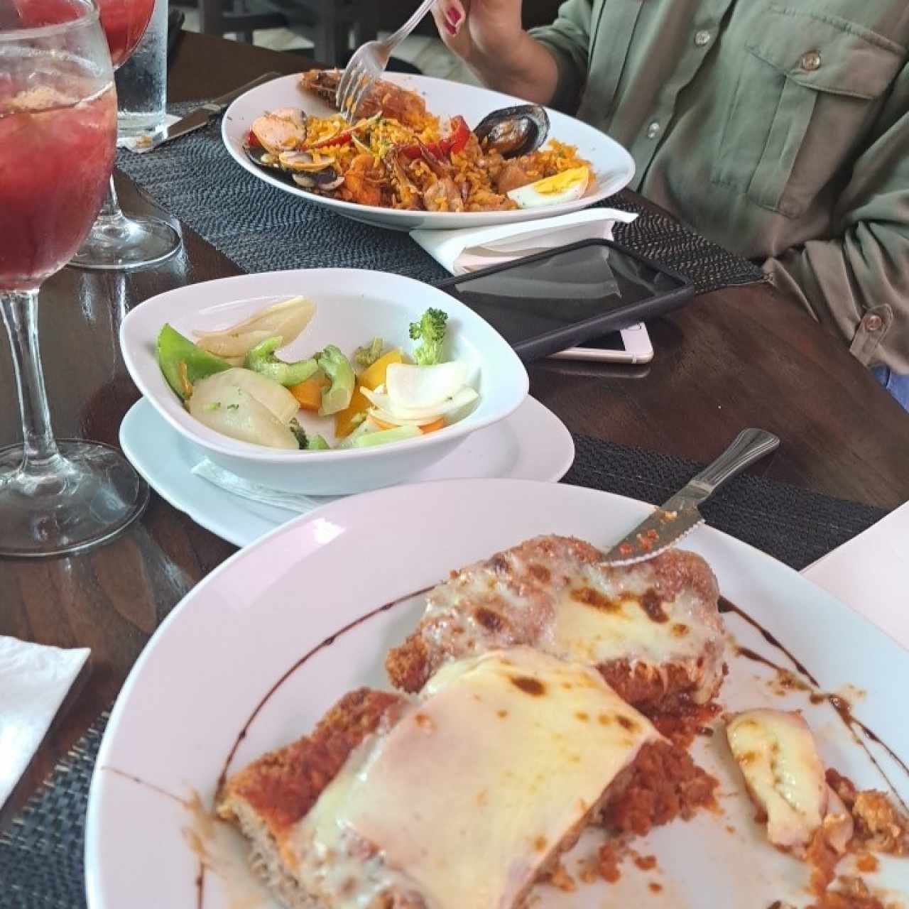 De gustamos gracias a nuestro Anfitrion Abdiel una deliciosa Paella y una jugosa Milanesa  de Res. Excelente servicio y cocina.