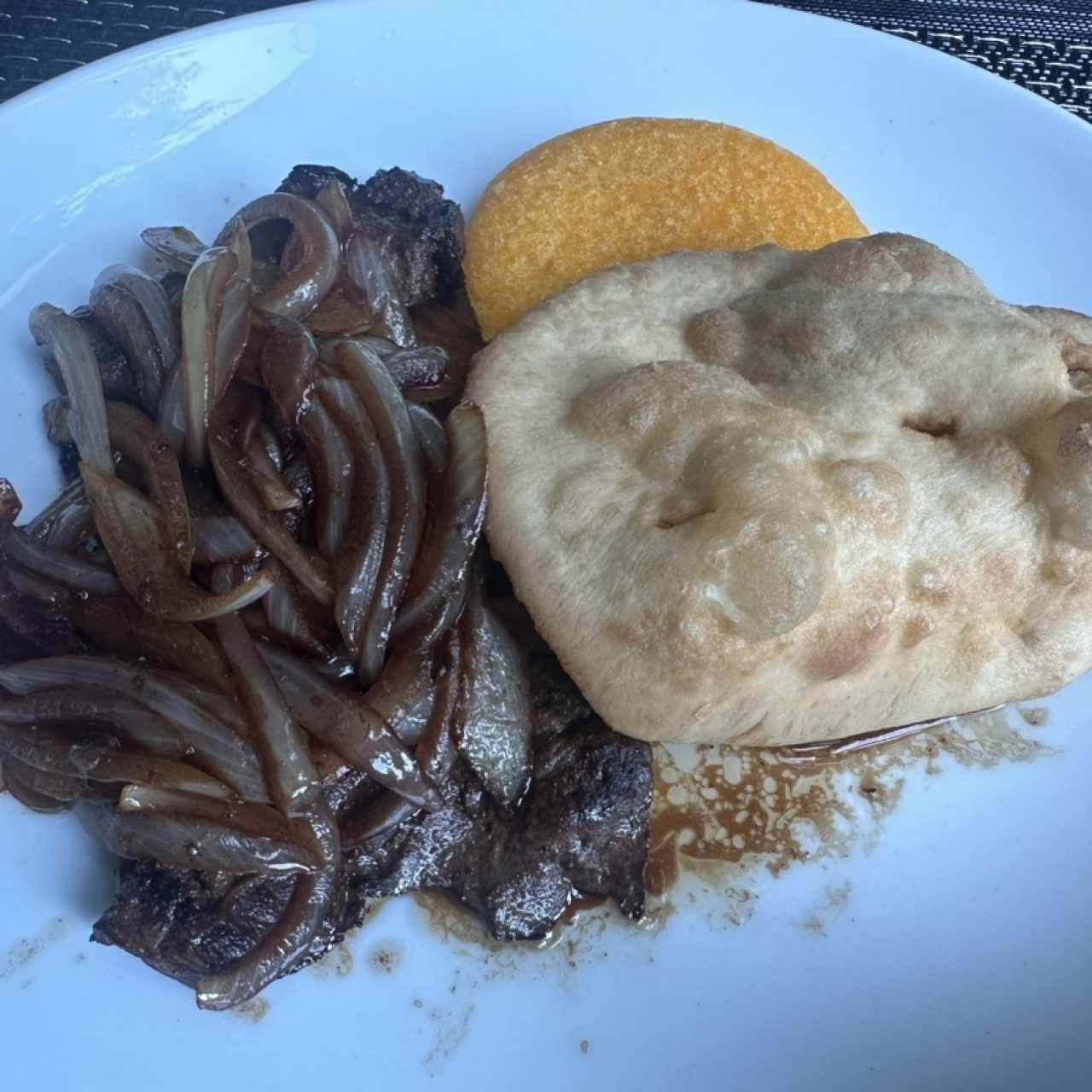 Bistec de Hígado Encebollado 