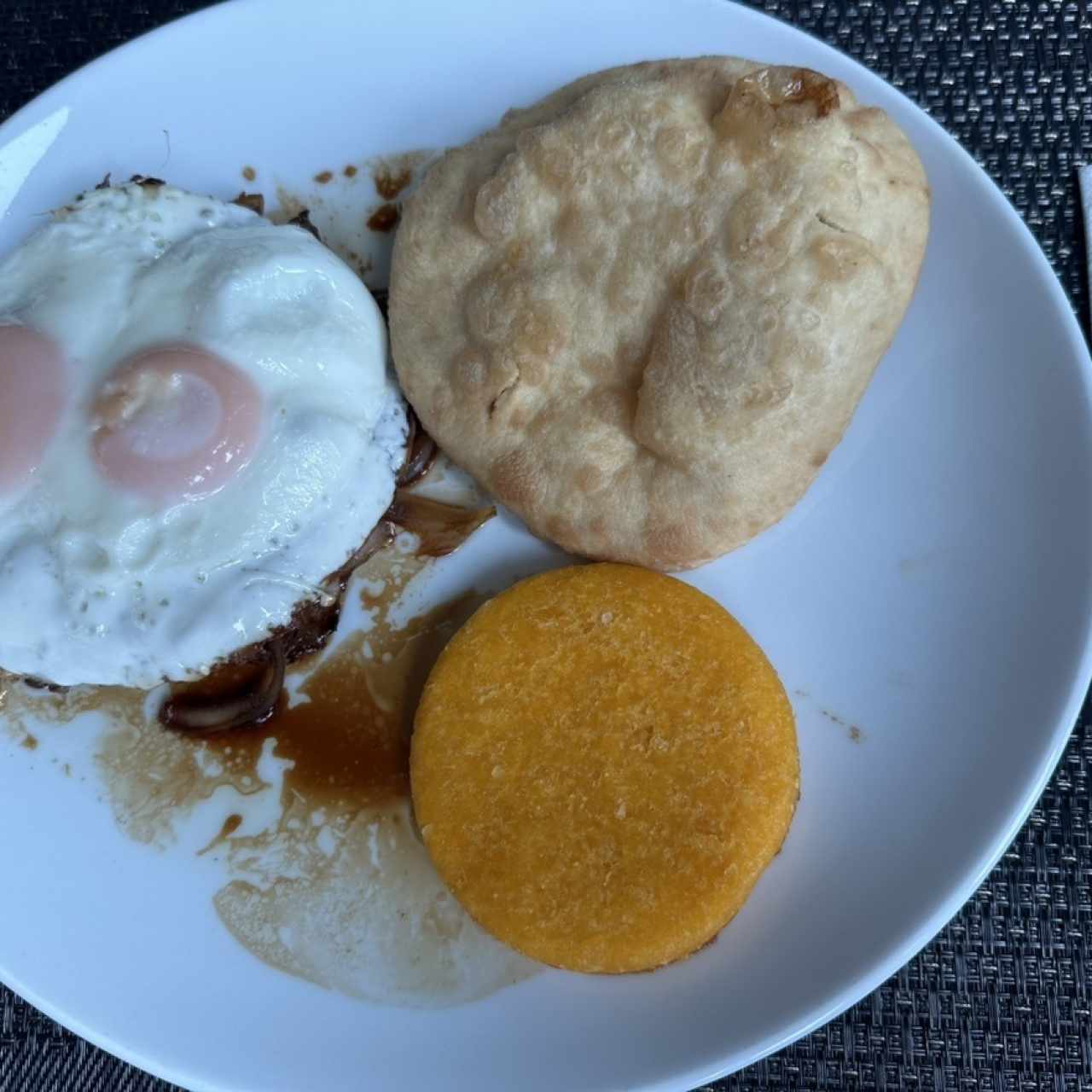 Bistec de Res Encebollado a Caballo