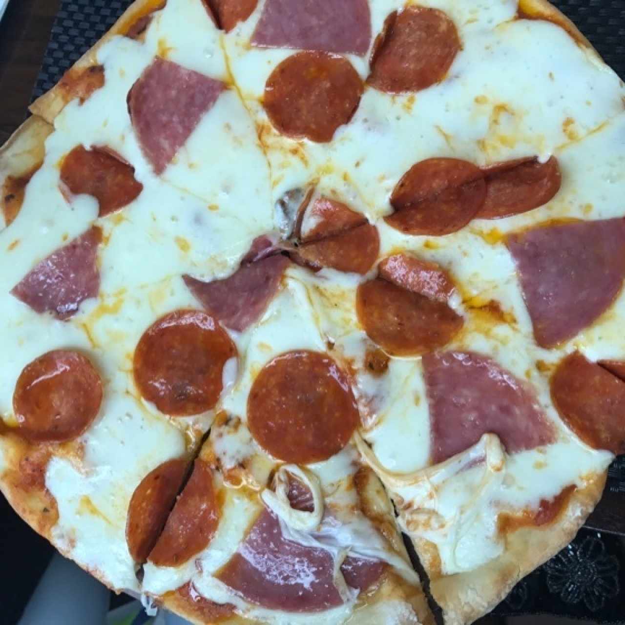 Pizza pepperoni clásica