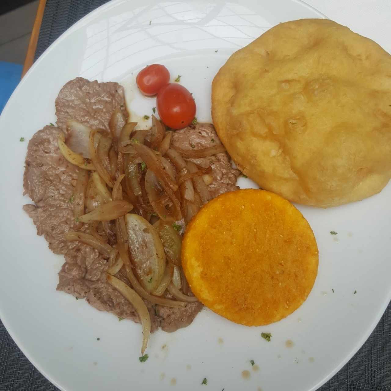 bistec encebollado