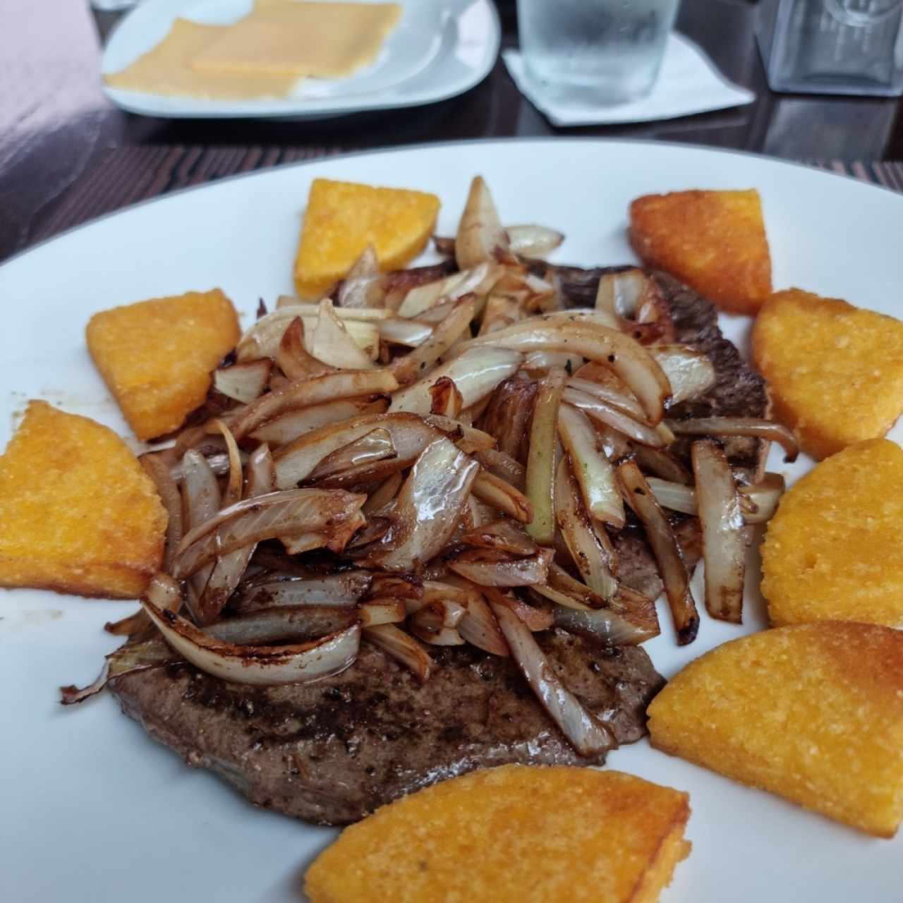 bistec de hígado encebollado.