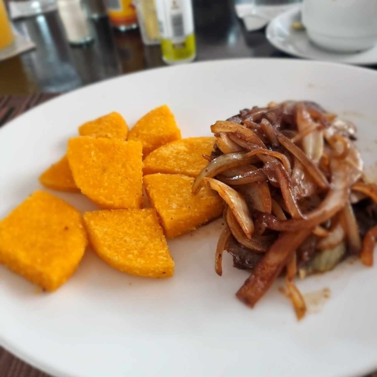 bistec de hígado encebollado 