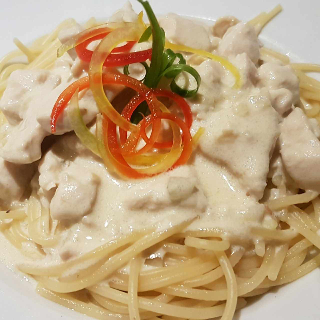 spaghetti con pollo en salsa blanca.