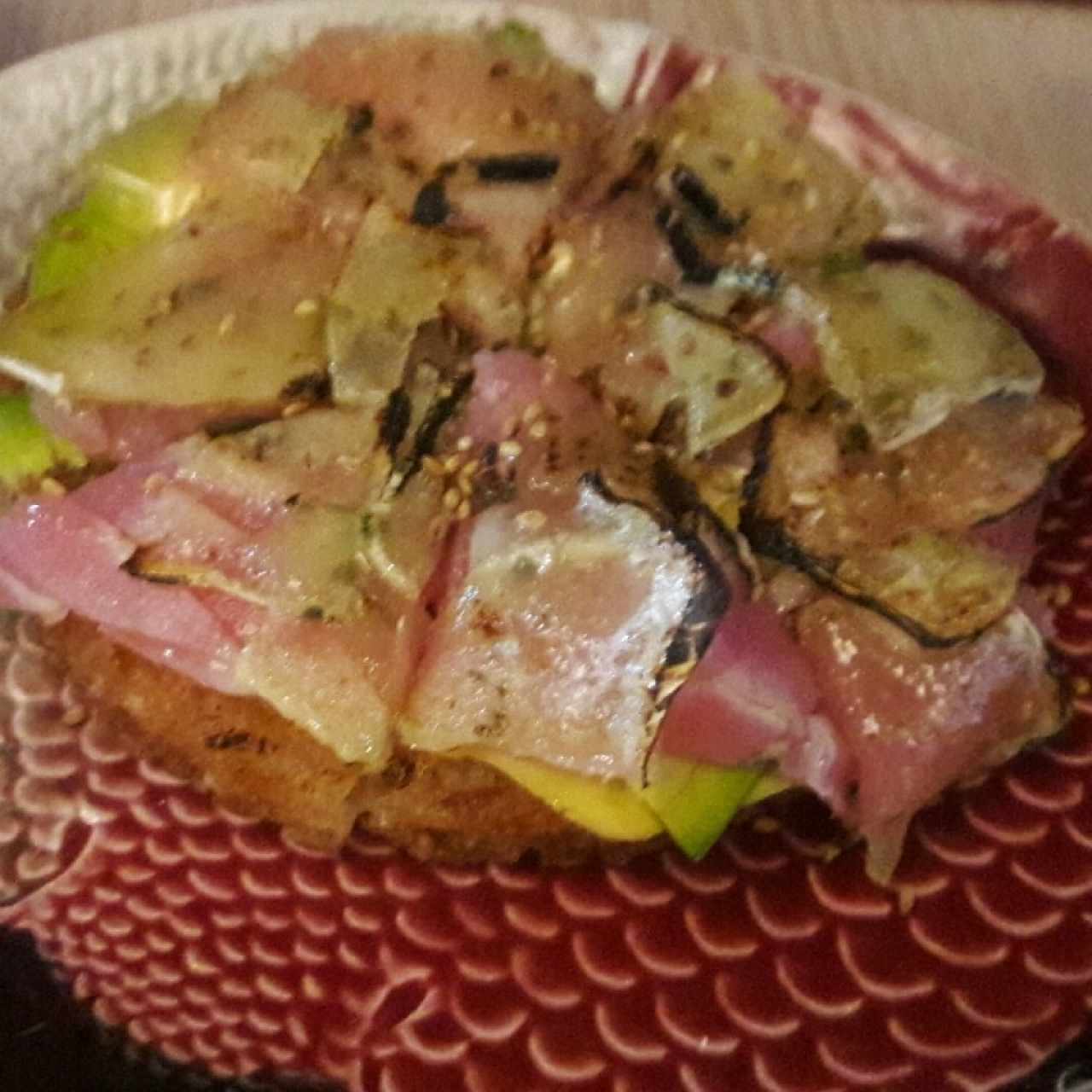 Sushi pizza de atún o salmón
