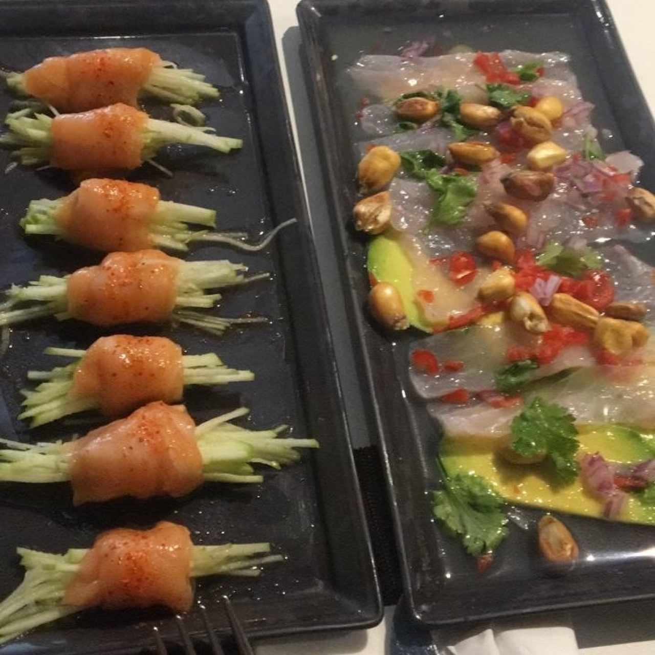 rollitos de salmon y tiradiro de pez blanco