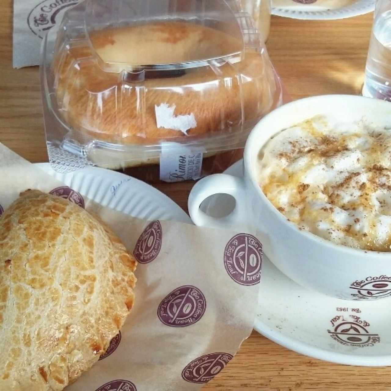 Emparedado de Salmón, Café con caramelo y Empanada de queso crema.