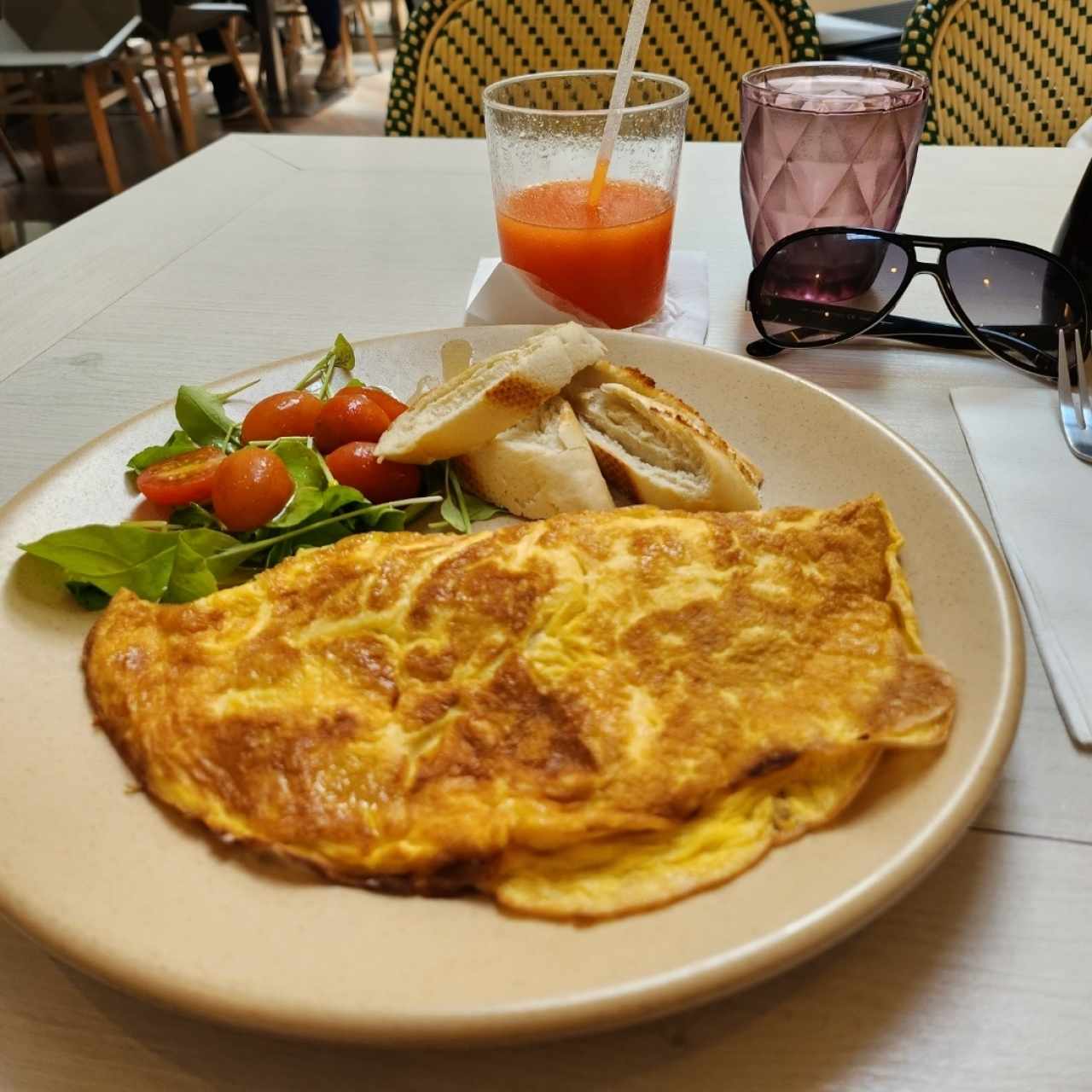 omelette atlántico y Jugo de Papaya 