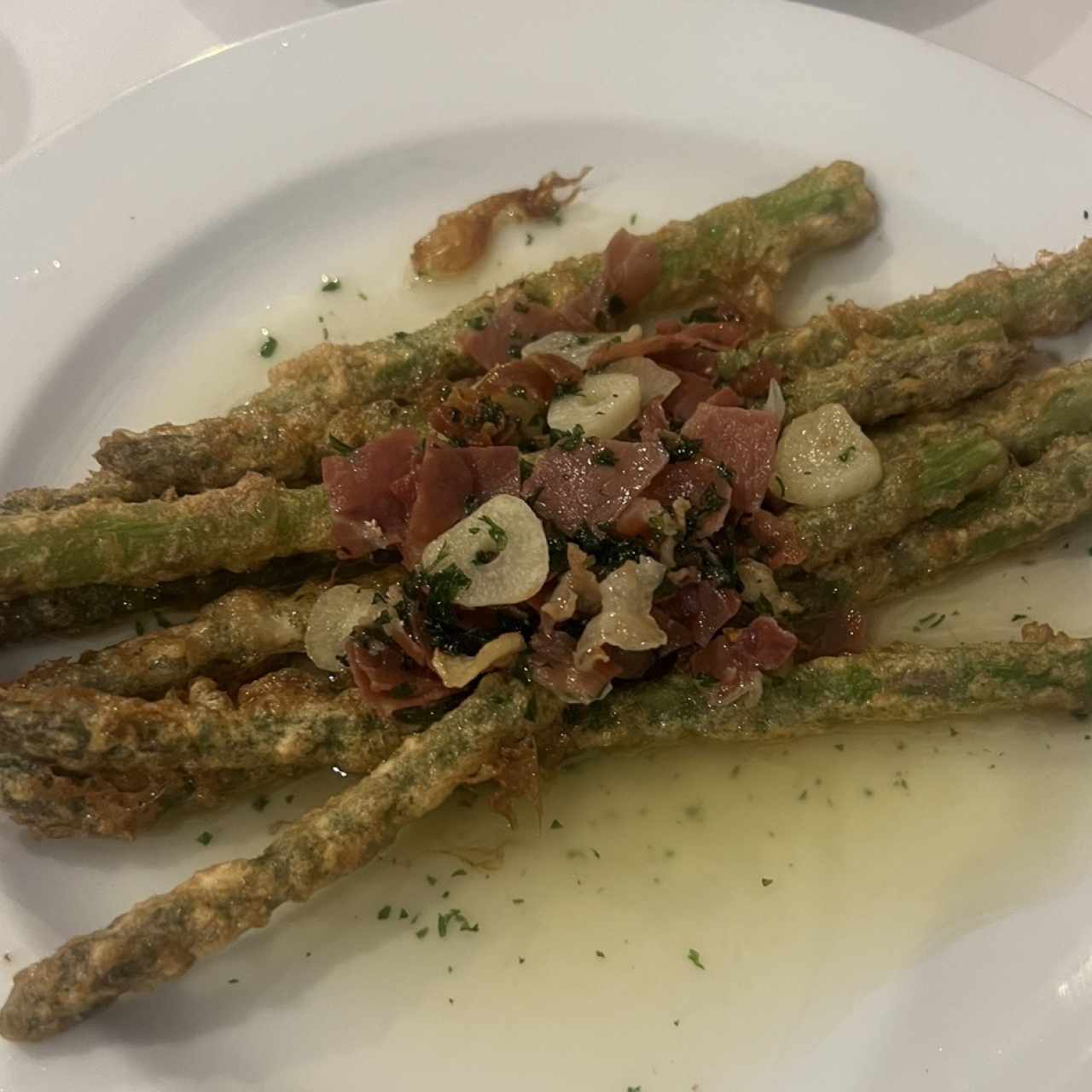 Espárragos Trigueros en Tempura con Viruta de Ibérico y Ajo Confitado