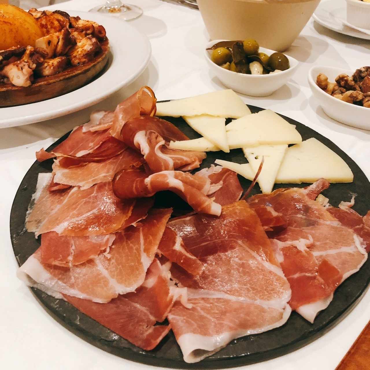 Jamón serrano y queso manchego