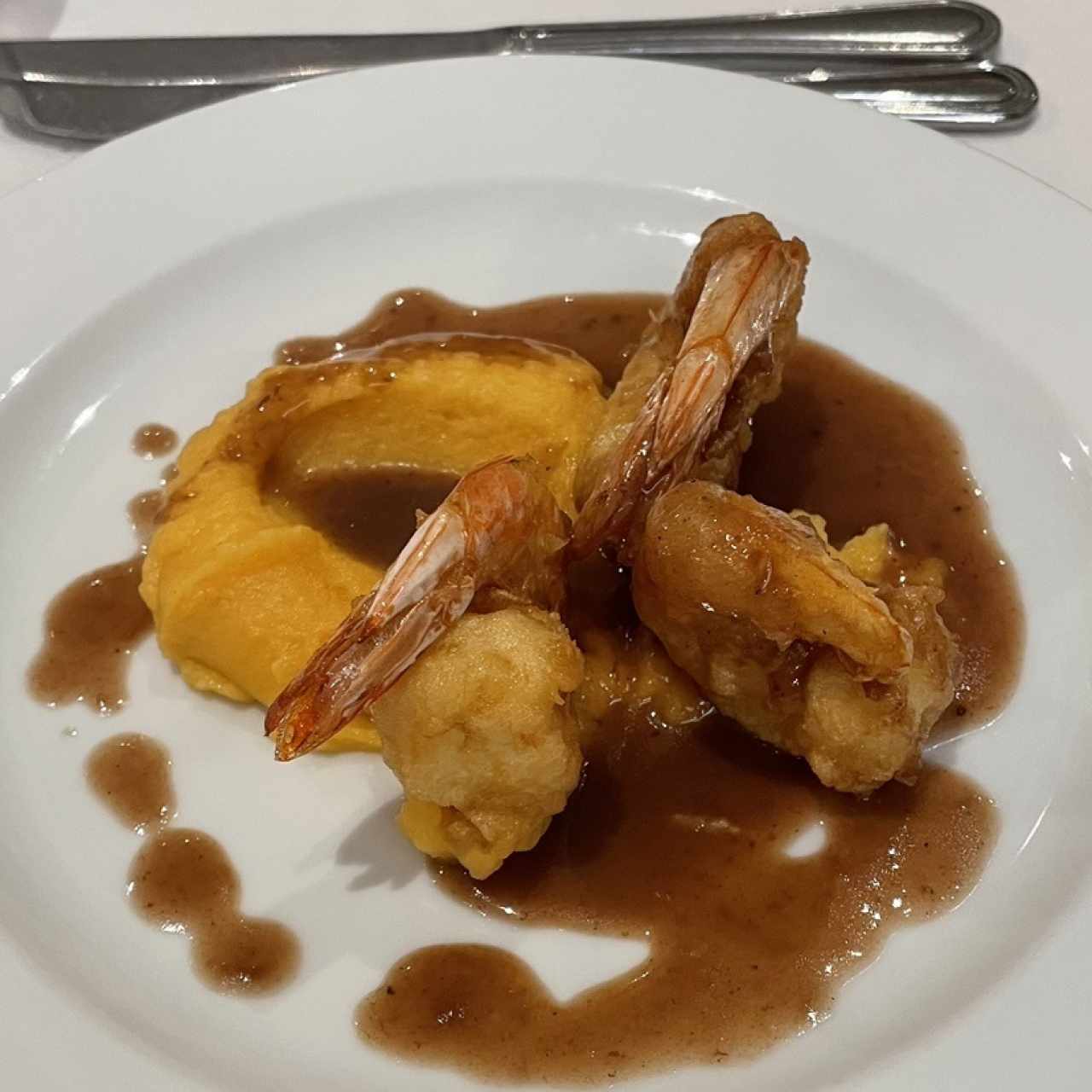Langostinos tempura, con pure de camote y reducción de tamarindo.