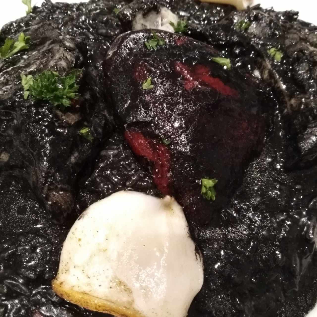 Mero acompañado de Arroz negro