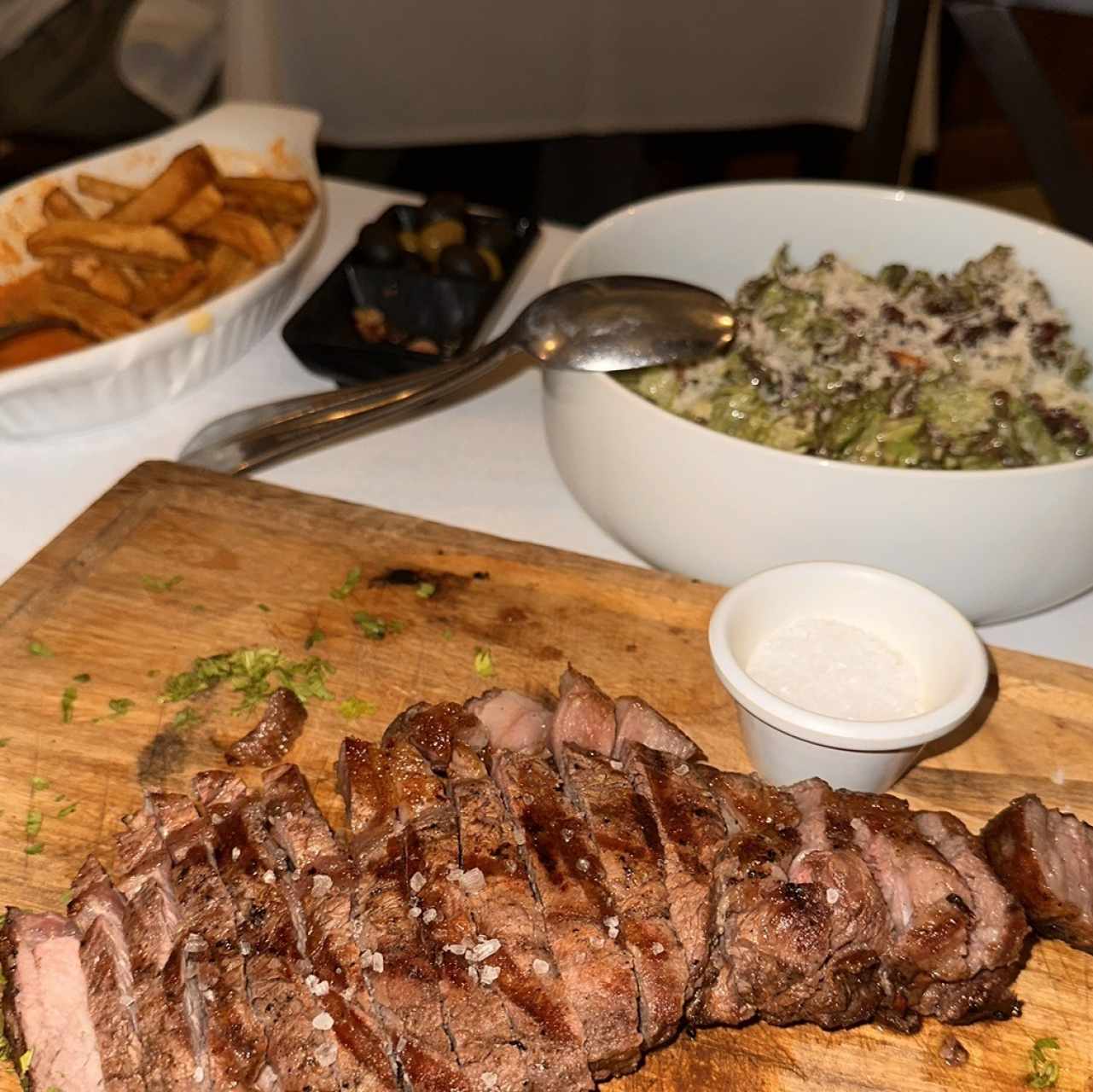 Rib Eye, Ensalada César y Papas Fritas