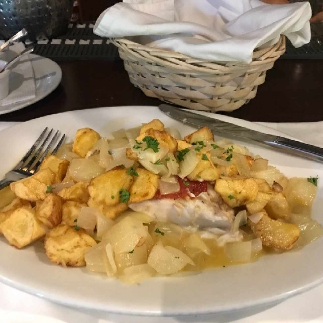 filete de pescado cobins con papas cebolla y pimientos!