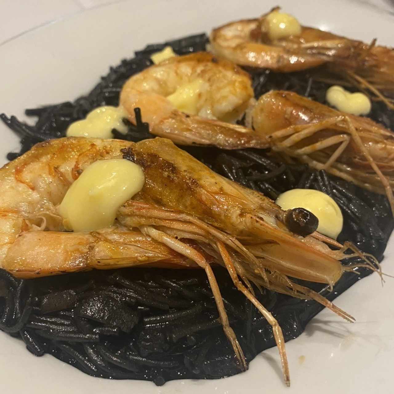 Fideos en Tinta de Calamar con Langostinos (1Persona)