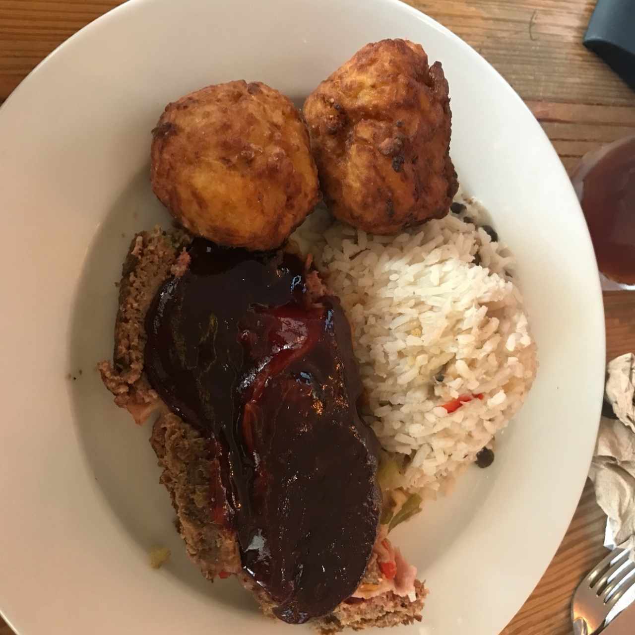 Rollo de carne, arroz con coco y buñuelos de Platano