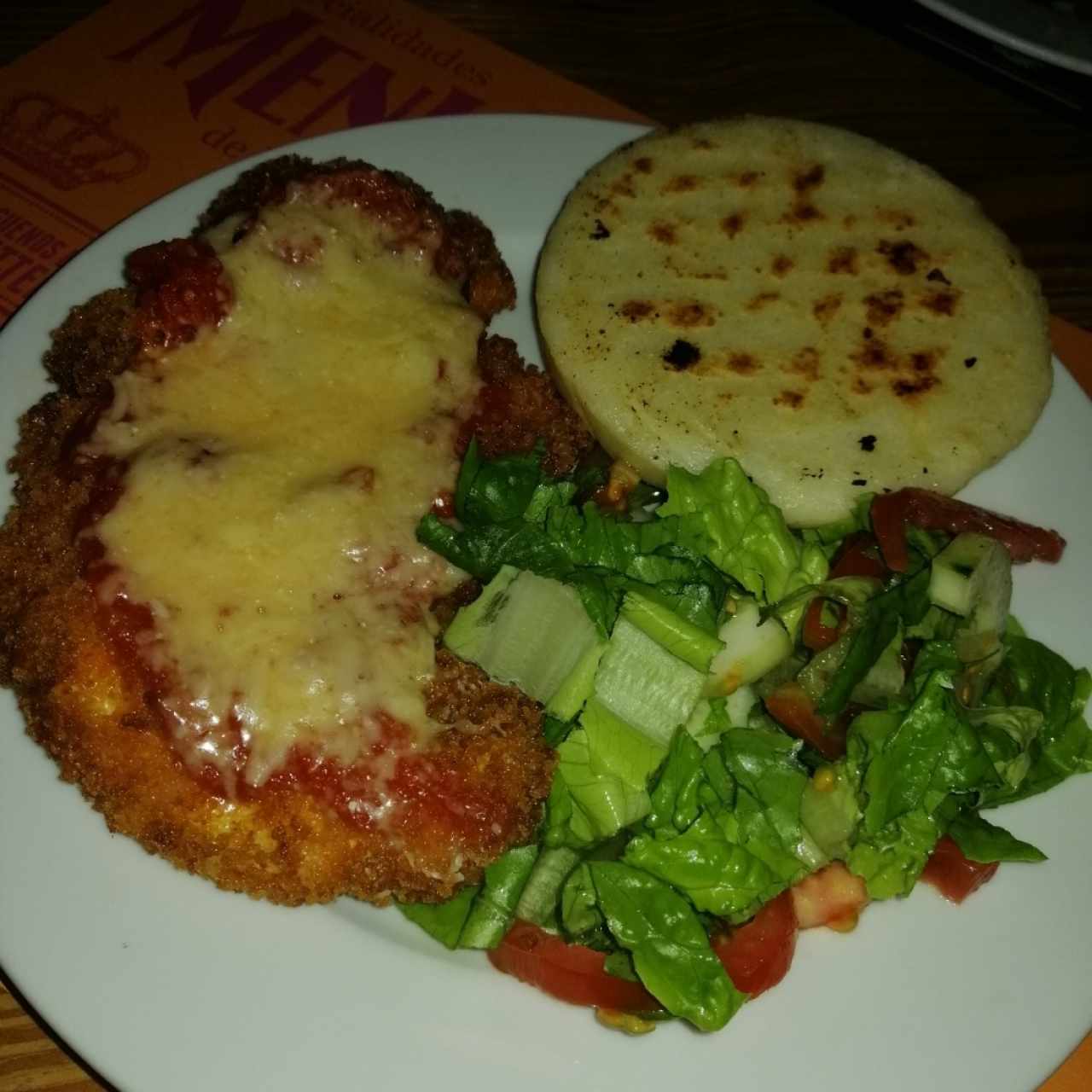 Pollo a la Milanesa con arepa asada y ensalada verde