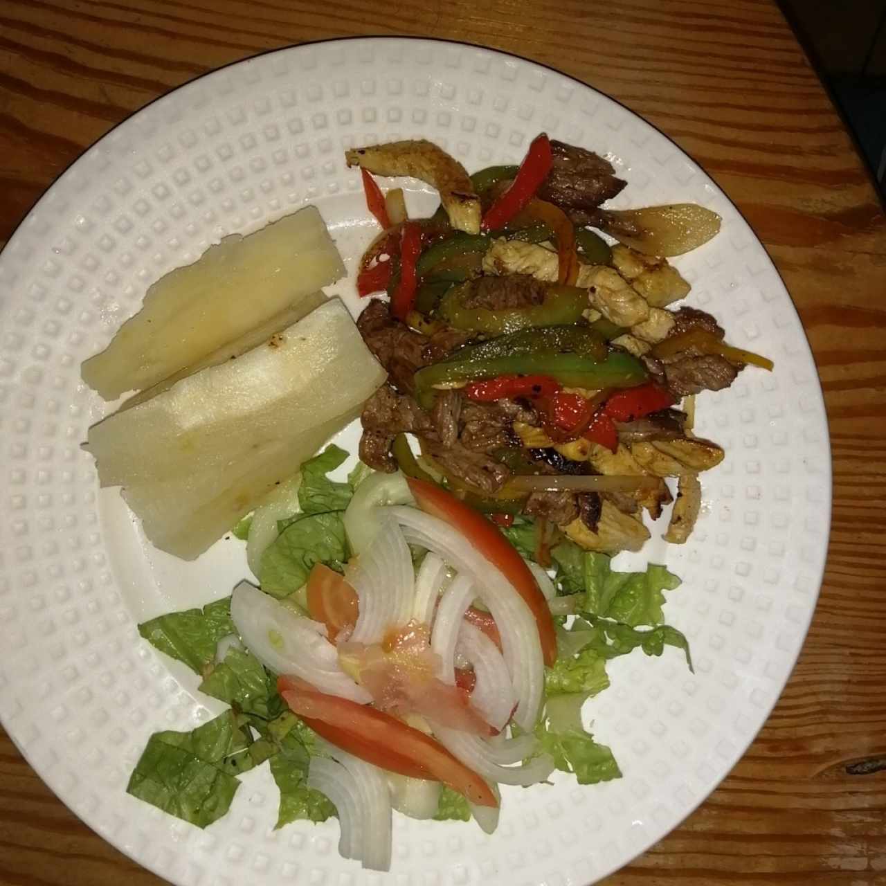 Filete picado con yuca y ensalada