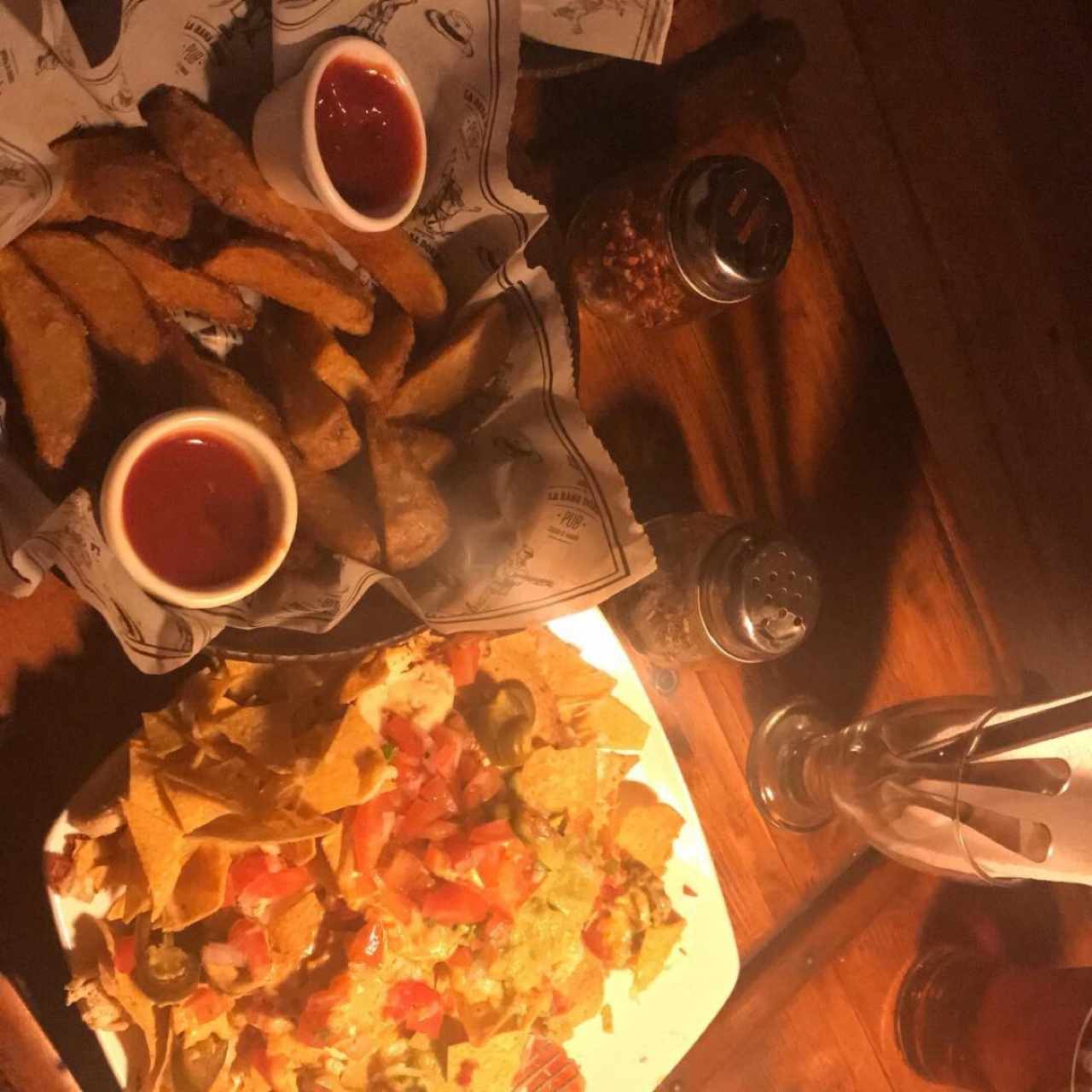 nachos y papas fritas