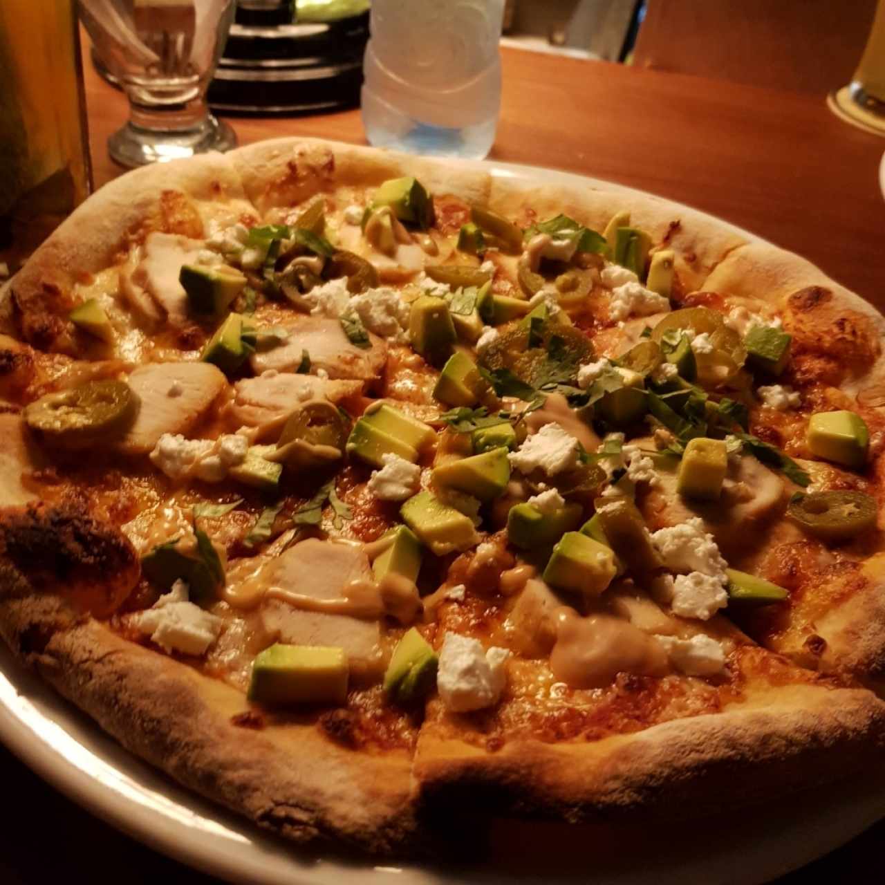 pizza de pollo y aguacate