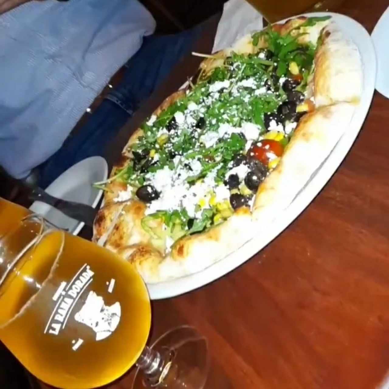 cerveza de maracuyá con sal y pizza vegetariana 