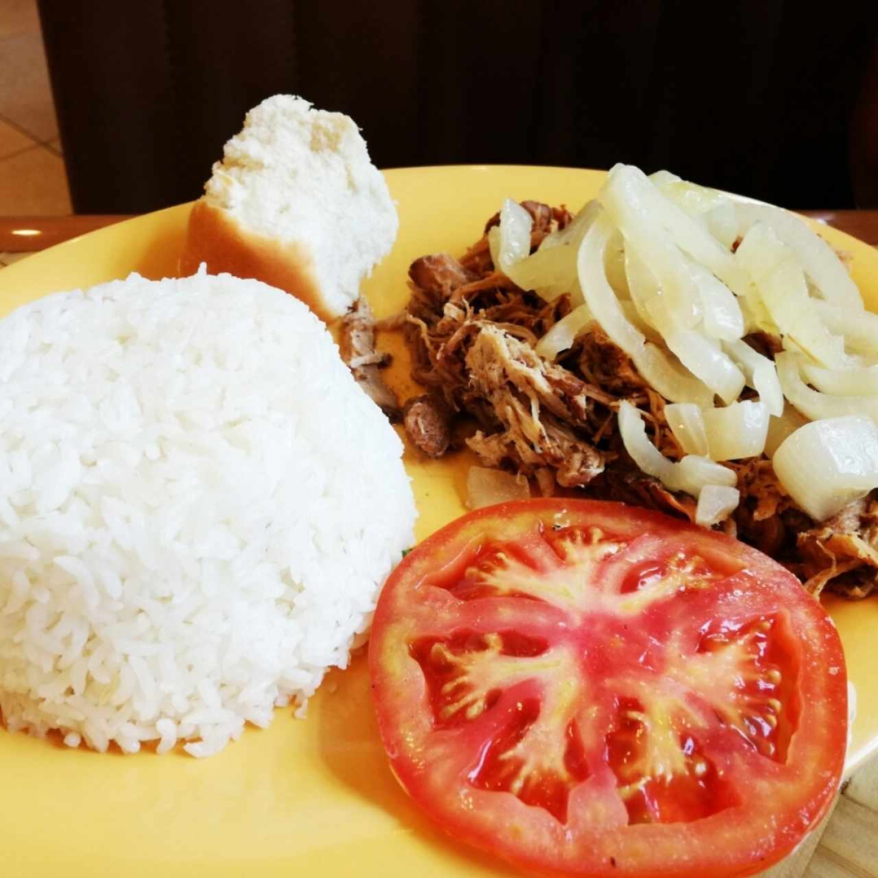 arroz con carne desilachada con cebolla