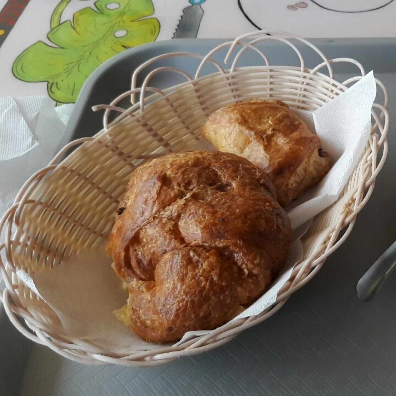 Croissant de Jamón y Queso con Empanada de carne