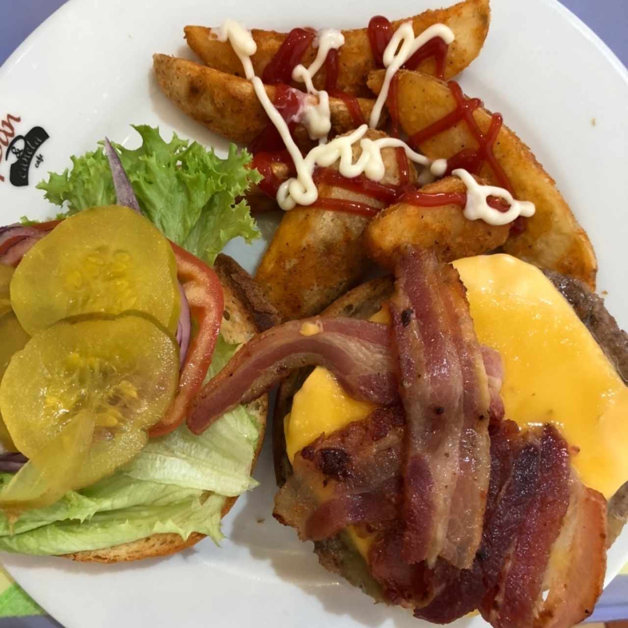 Hamburguesa con bacon y salsa de piña.