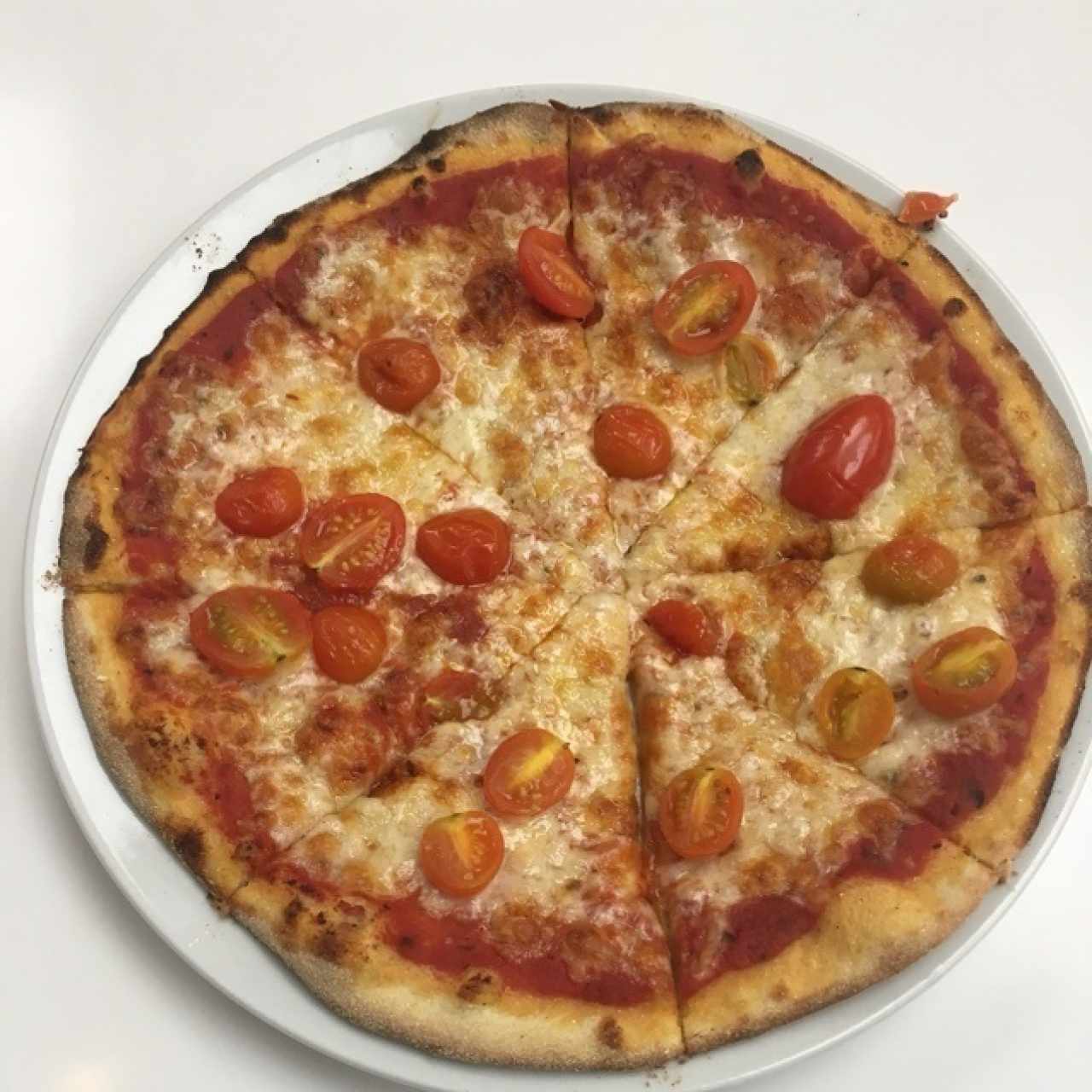 Pizza con tomate y albahaca 