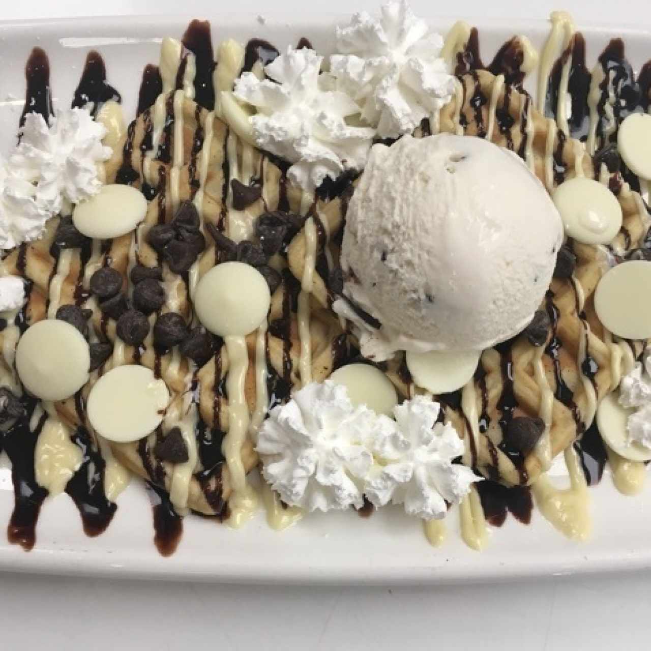 Waffle con helado y doble chocolate