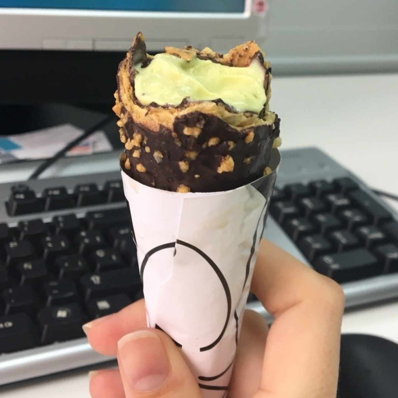 helado de pistacho en cono de chocolate