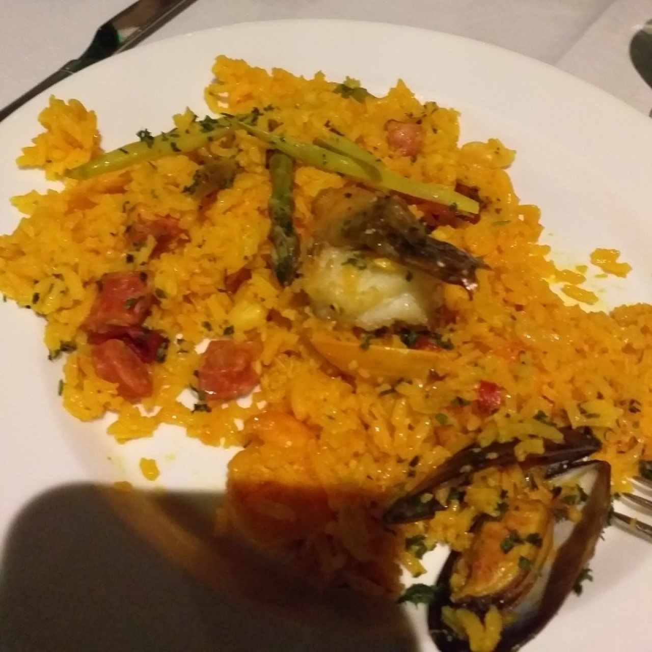 Paella de Chorizo, Habas y Esparragos Verdes y Arroz Marinera