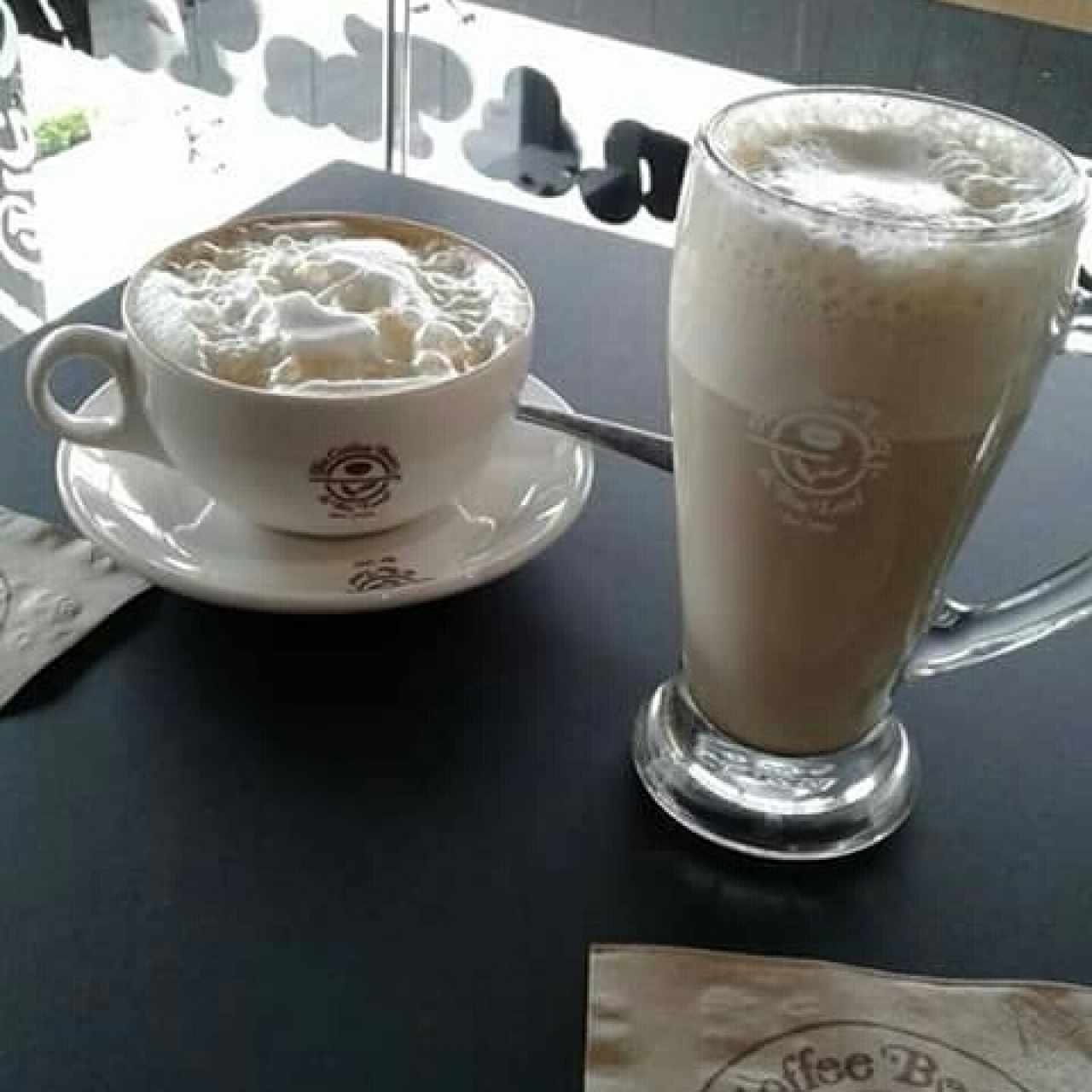 Un caramel coffee y un latte hazelnut decaf