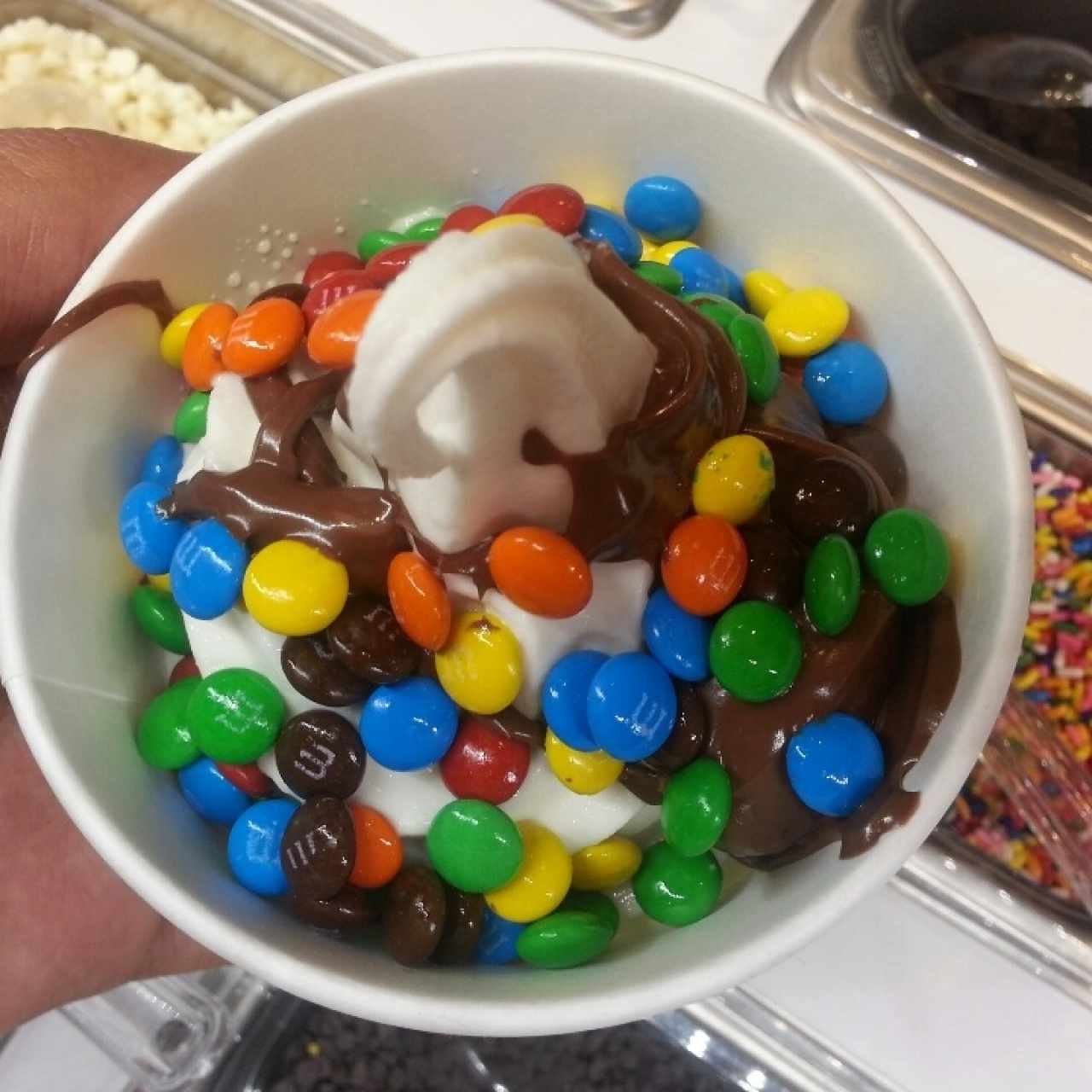 Pinkberry con Nutella y M&Ms
