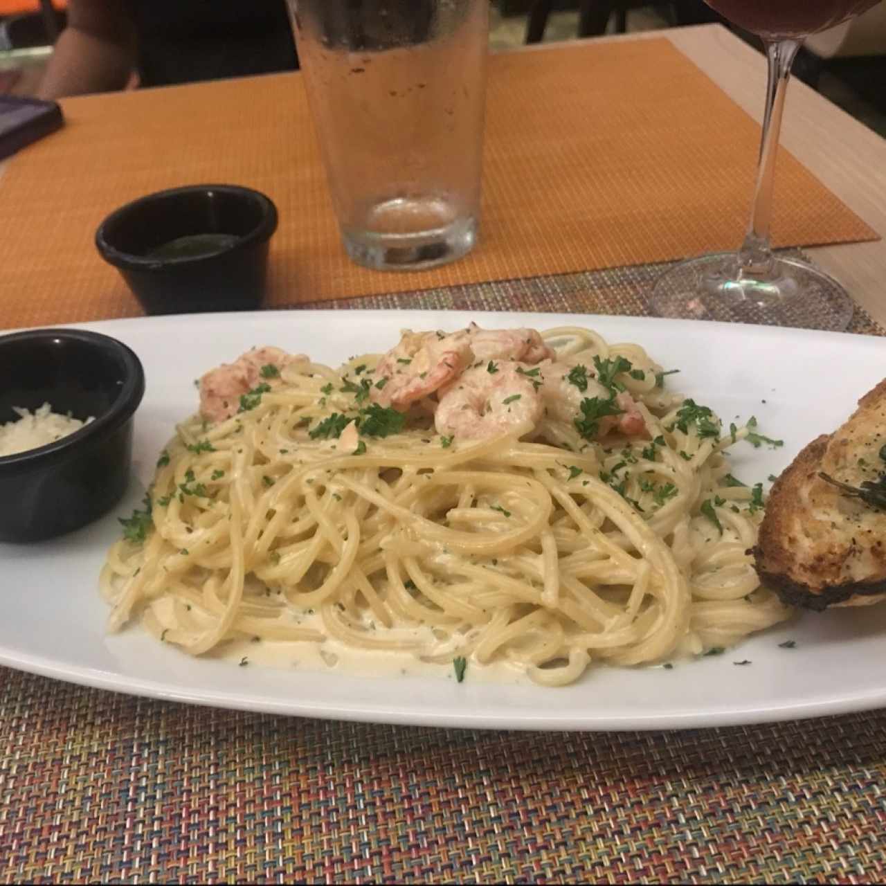 Alfredo con pollo/ Camarones. 13.50-14.50