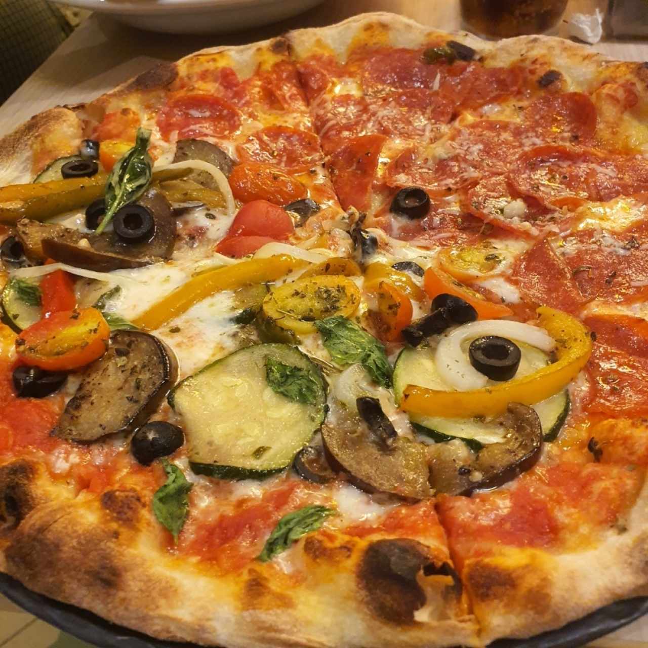 Pizza de vegetales y pepperoni 