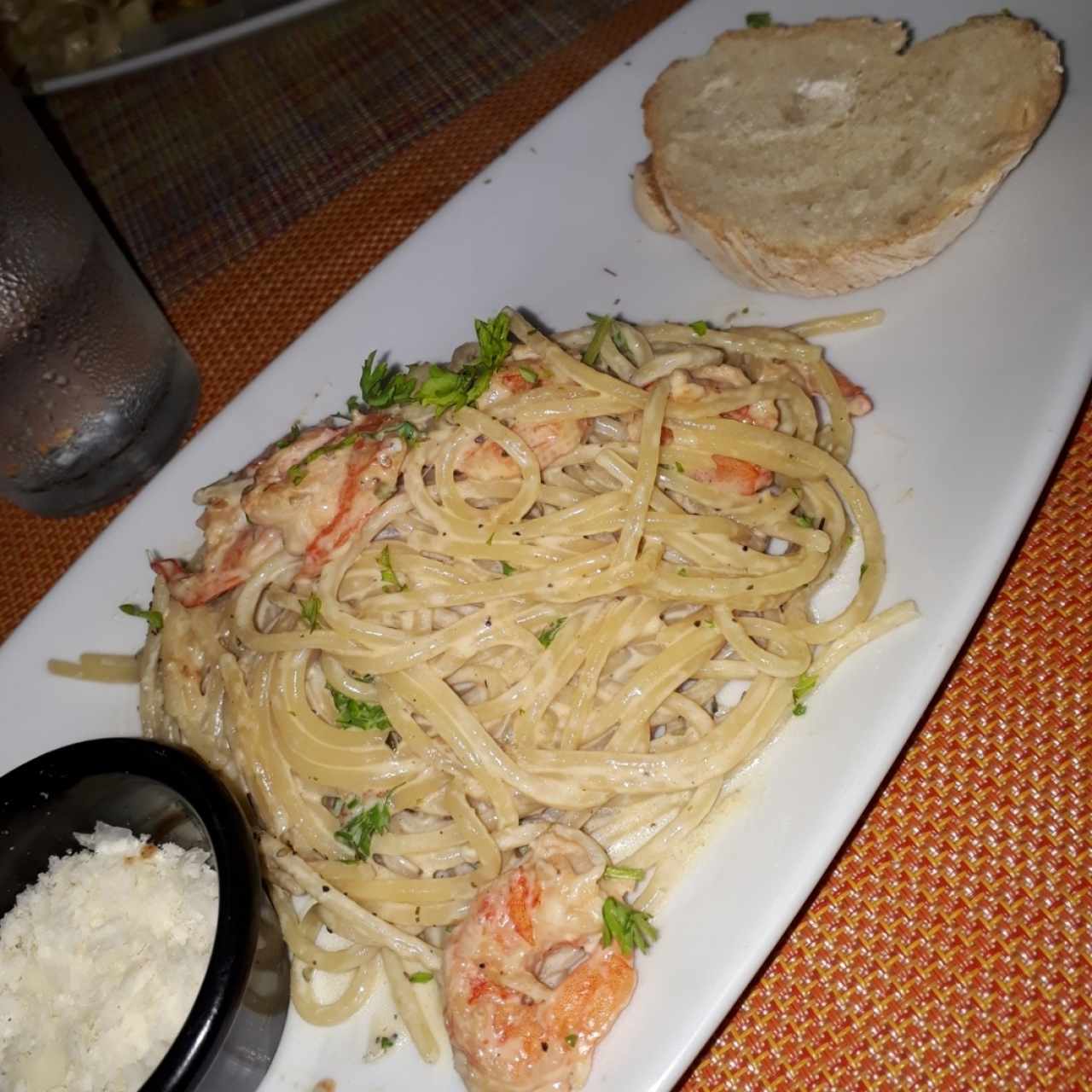 Alfredo con pollo/ Camarones. 13.50-14.50