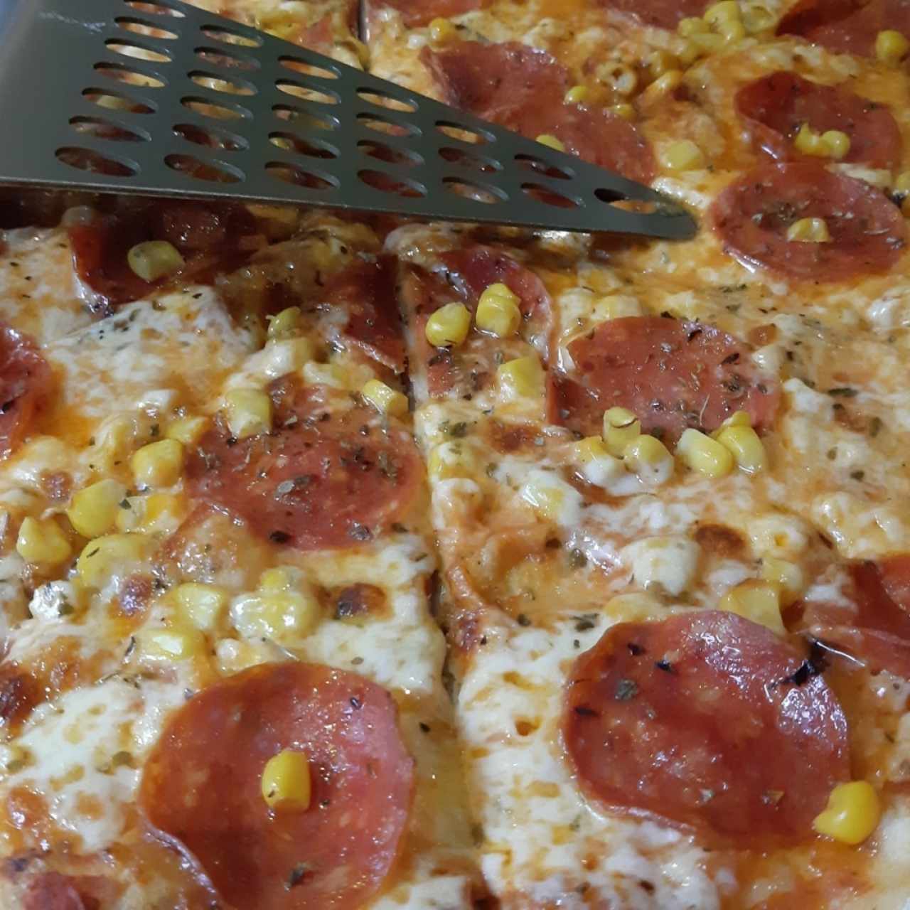 pizza con pepperoni y maiz