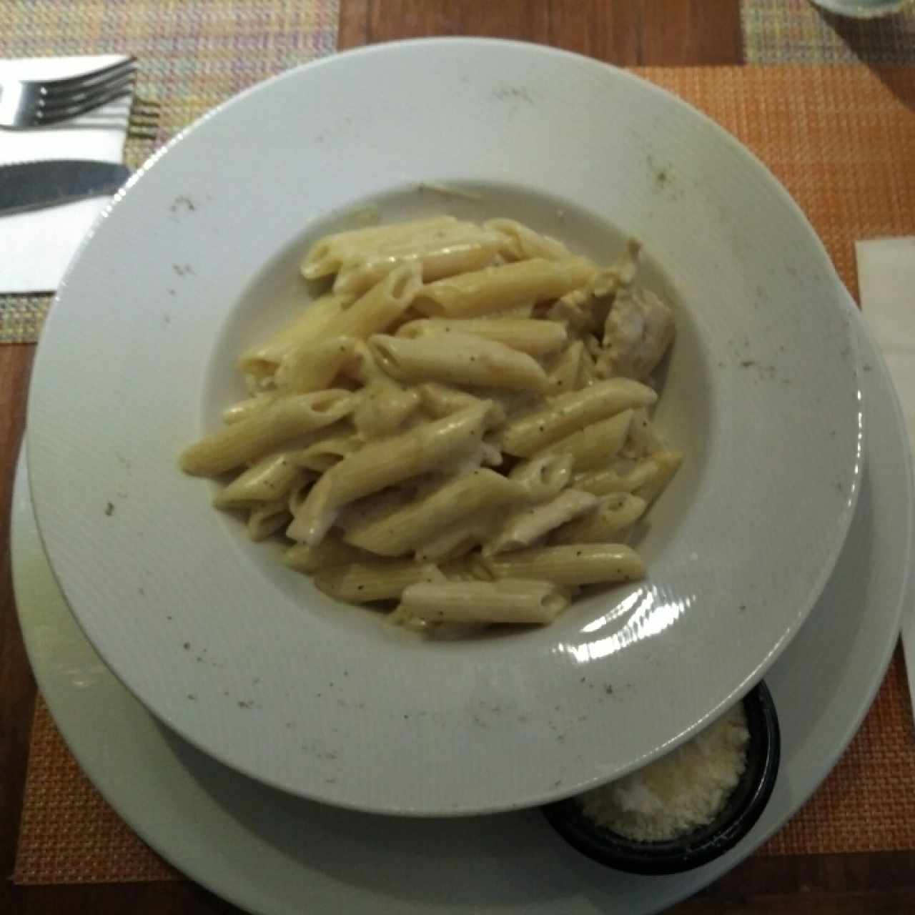 Penne con pollo en salsa alfredo