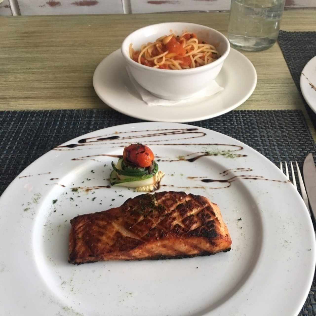 salmon al grill con pasta al oleo