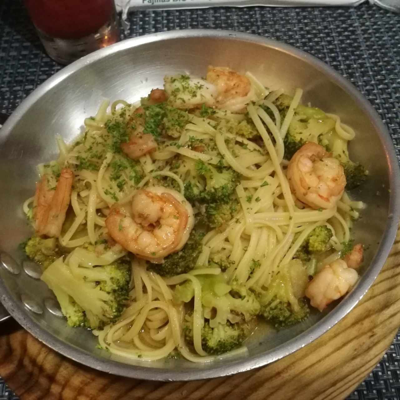 Linguini con camarones y brocoli