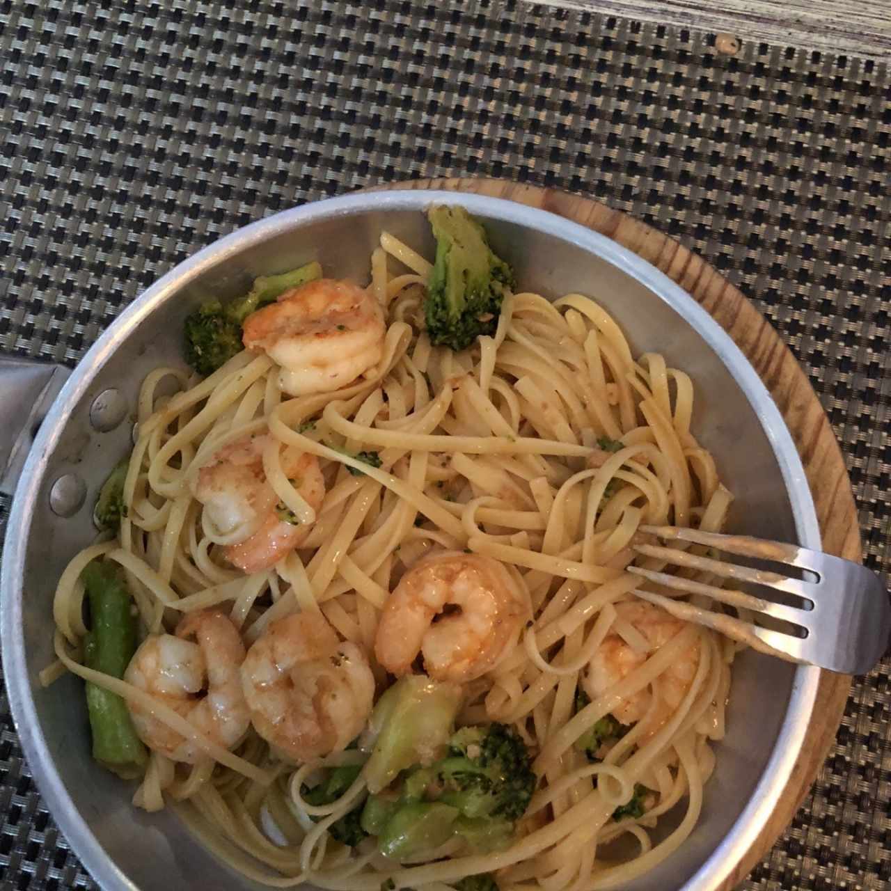 Linguini con Camaron y Brócoli