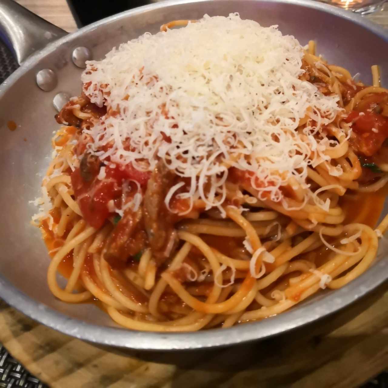 espaguetti betina con res y tomates frescos