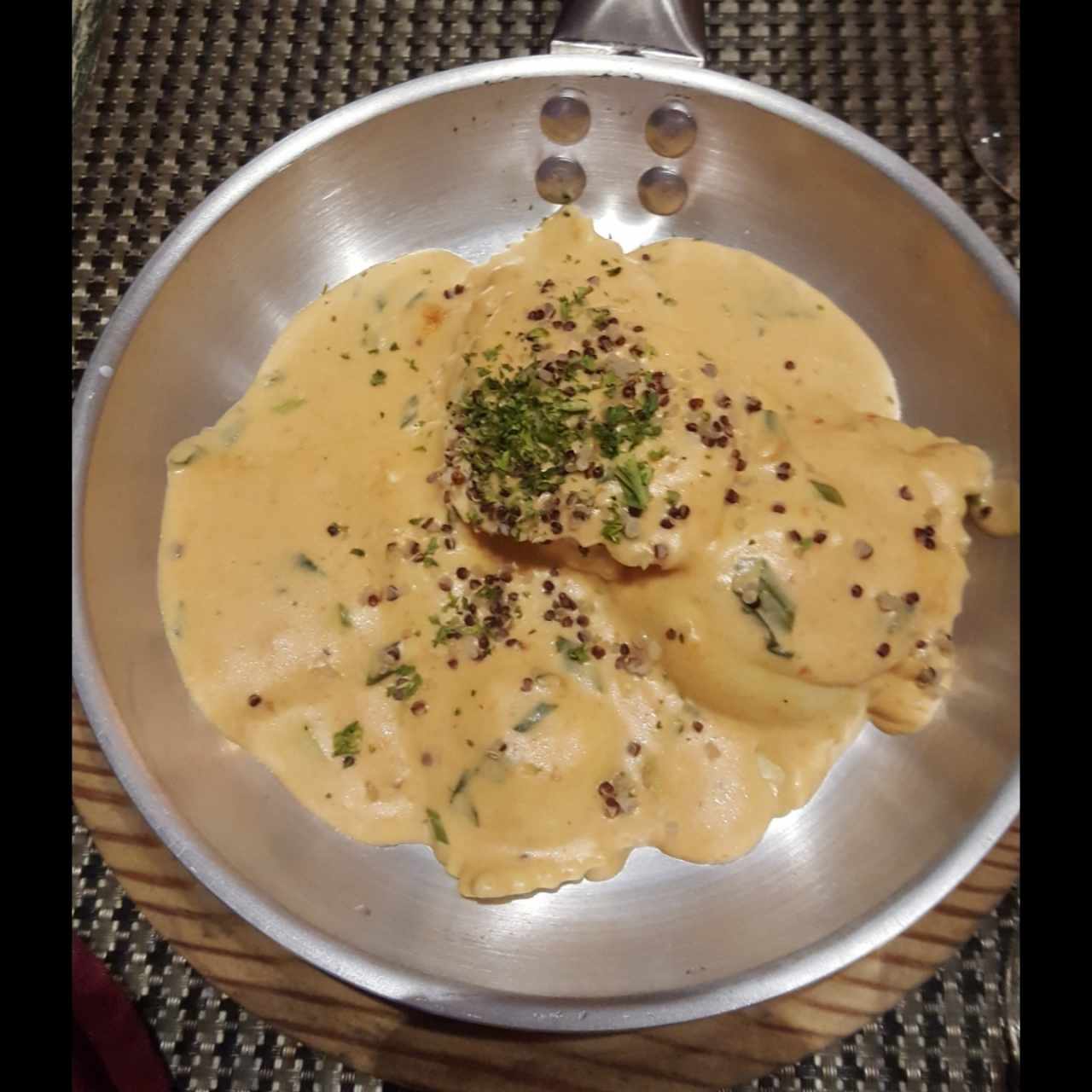 Ravioli de Salmon Ahumado y Queso Ricotta, a la Crema de Cebollina