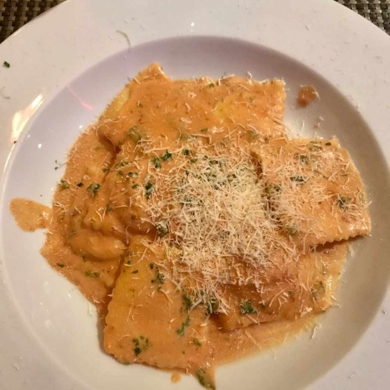 Ravioli de Salmon Ahumado y Queso Ricotta, a la Crema de Cebollina