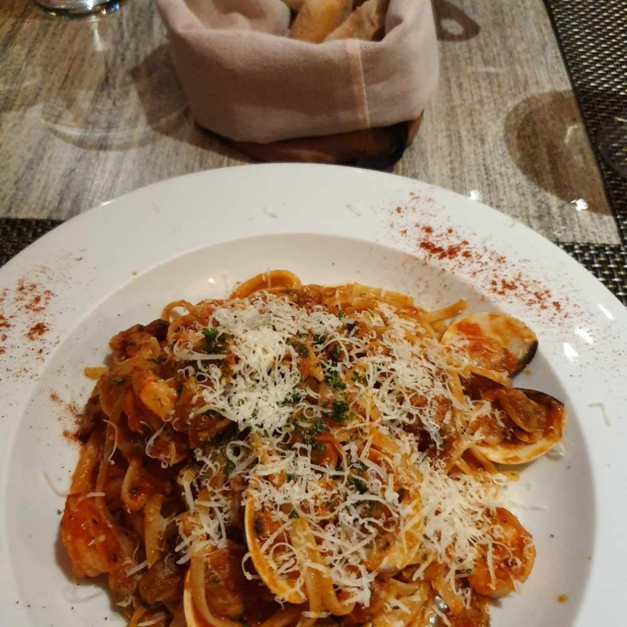 Linguine, salsa pomodoro Il Vongole, extra de camarones