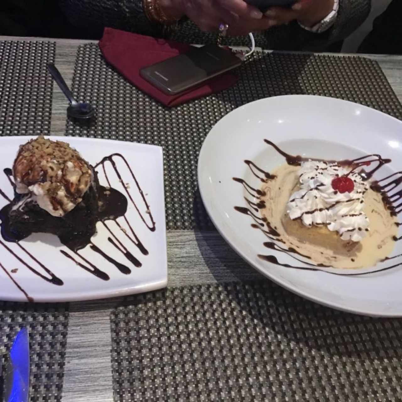 Postres - Brownie con Helado y Tres leches