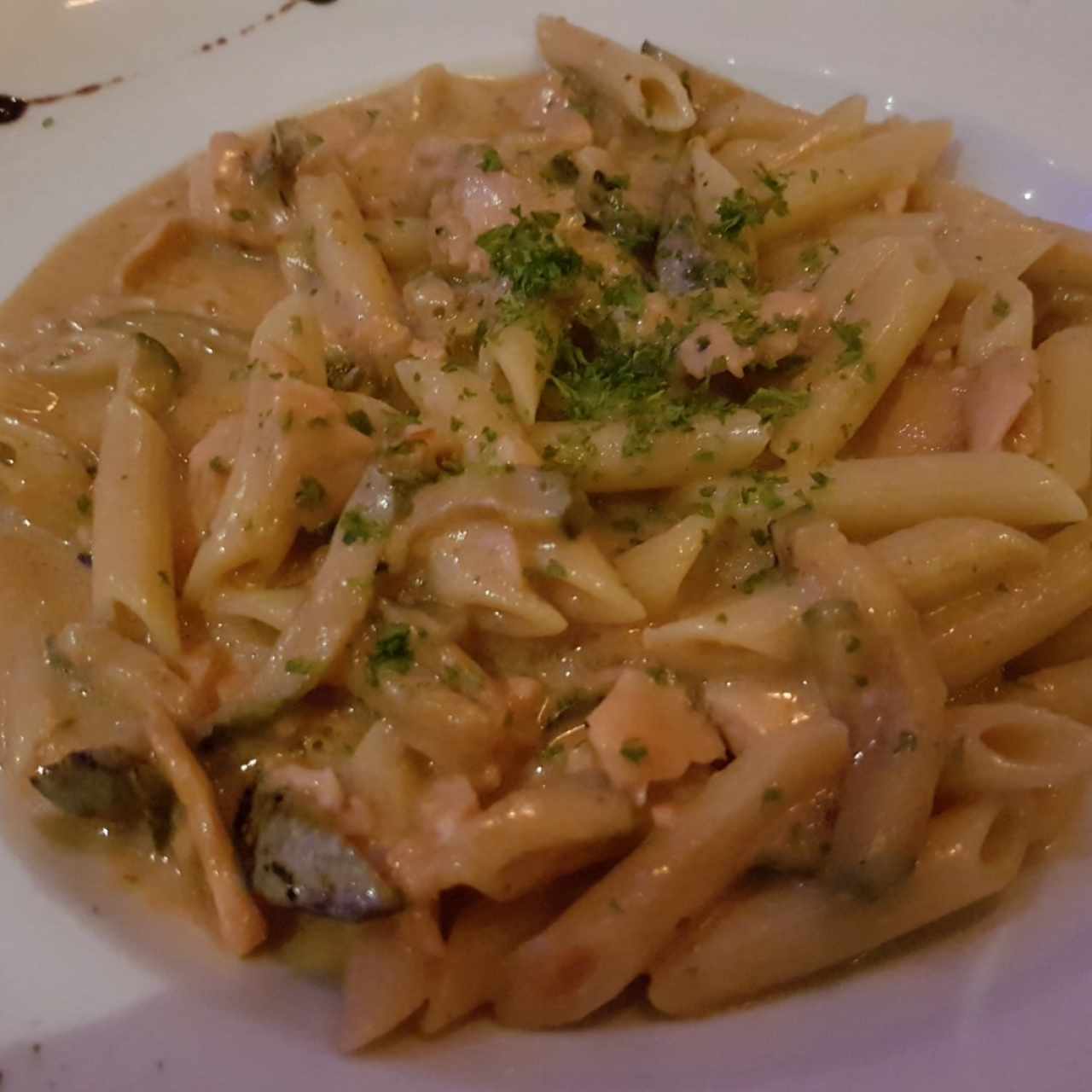 penne con salmon y zuchinni