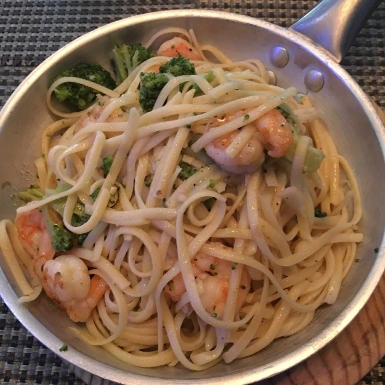 Linguini con Camaron y Brócoli