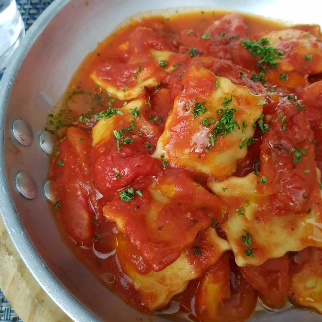 Ravioli de Carne Salteado Al Fileto Di Pomodoro